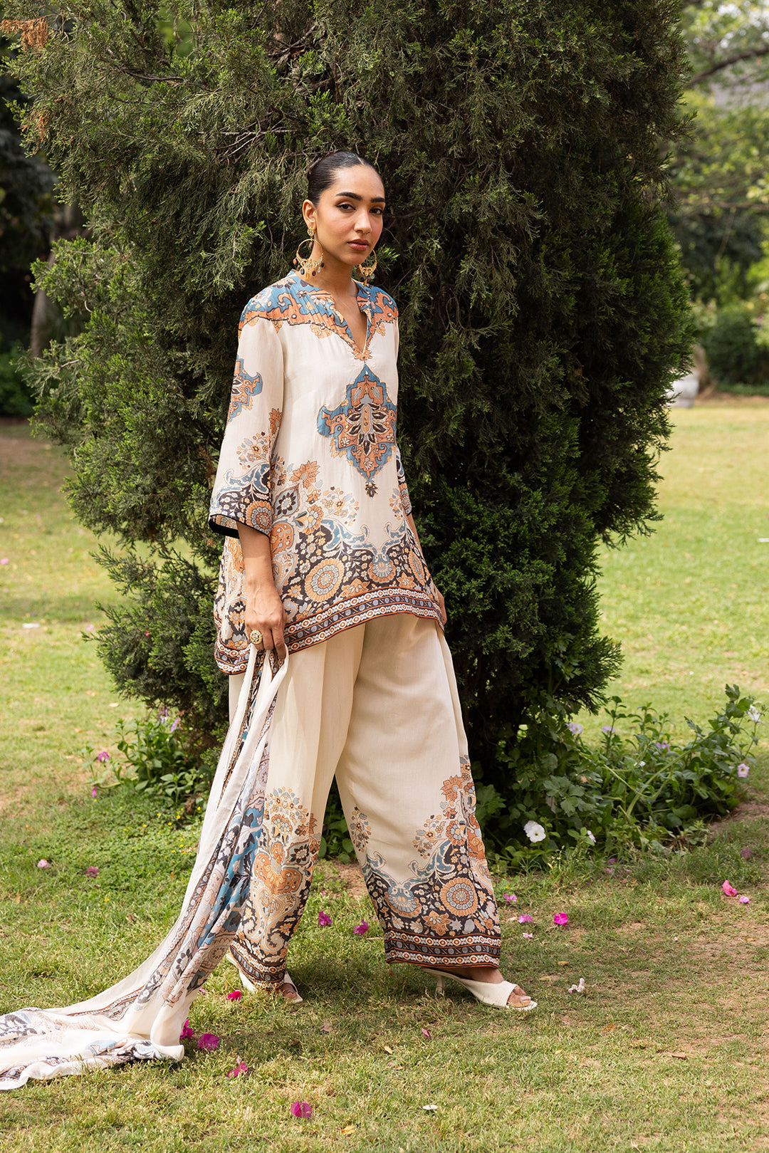 Sanditti Ziya Ivory Mughal Print Hand-Embellished Farshi Set
